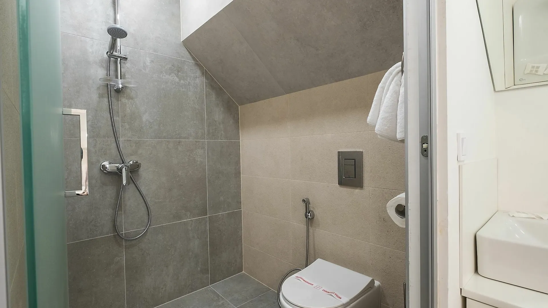 Caro Apartments & Rooms فارنا فندق