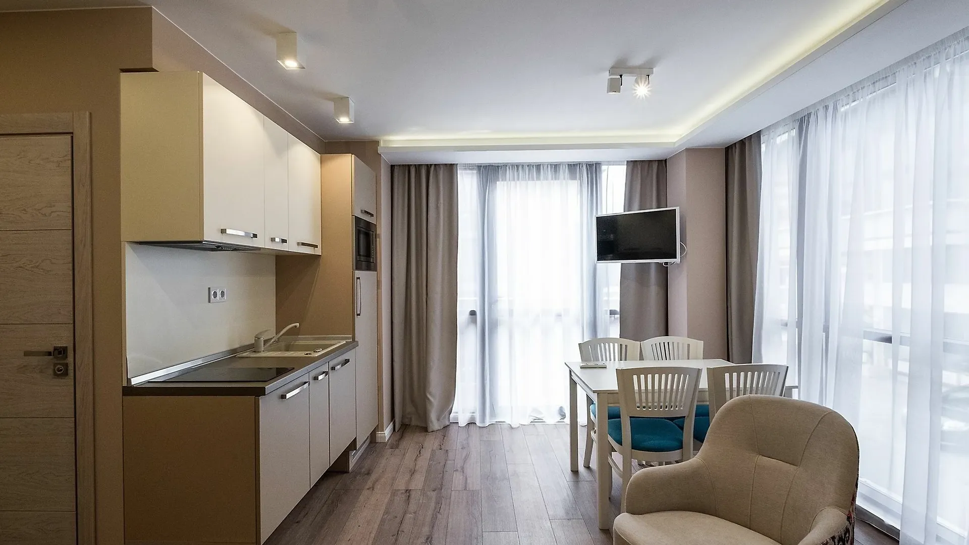 Caro Apartments & Rooms فارنا